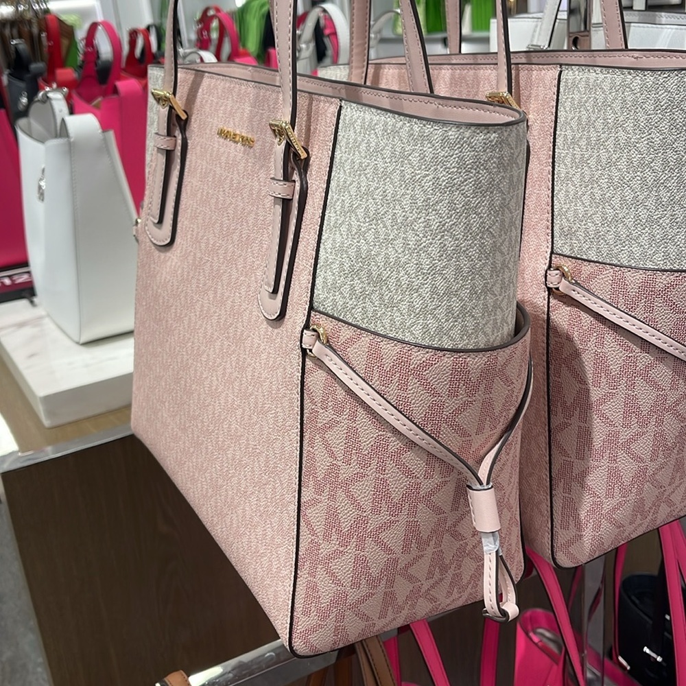 Michael Kors Voyager Lg Color-Block Signature Logo Tote Bag
Powder Blush Multi - Picture 3 of 16